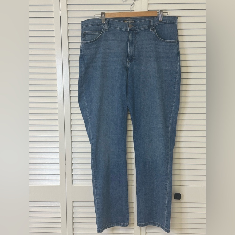 Lee Relaxed Fit Straight Leg Mid Rise - Size 14 Medium